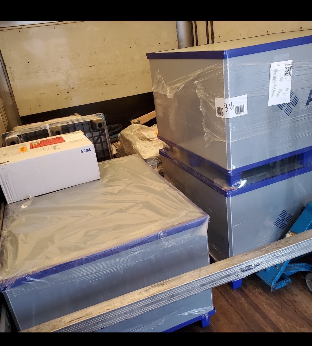 Commercial appliance delivery with professional pallet loading and hydraulic liftgate